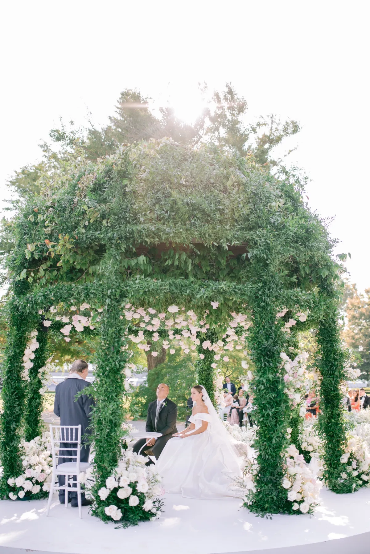 1.fotografo-e-videografo-matrimonio-italia_coppia di sposi durante la cerimonia a Villa Erba sul Lago di Como