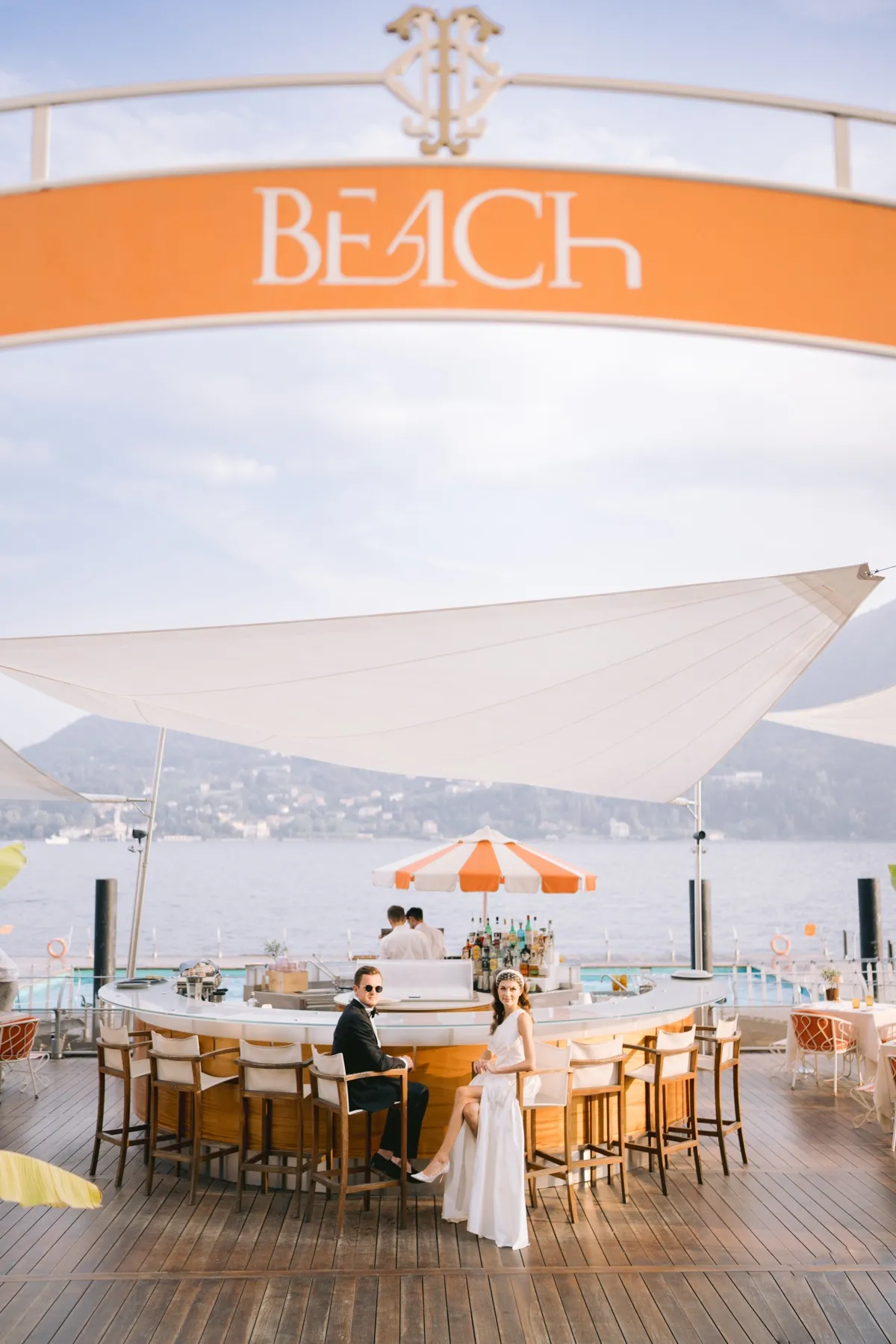 6.fotografo-e-videografo-matrimonio-verona_coppia di sposi in posa sul molto del Grand Hotel Tremezzo sul Lago di Como